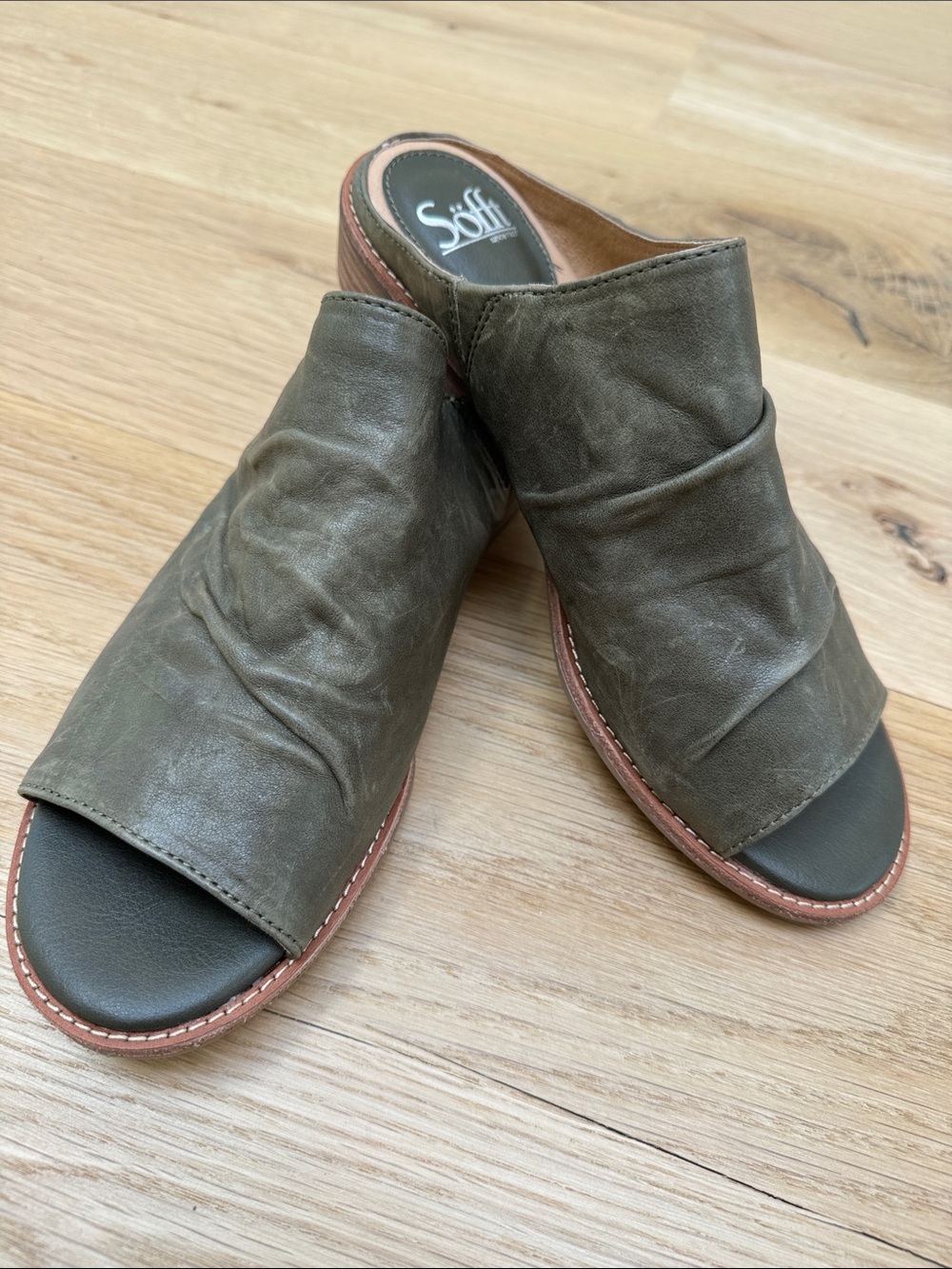 Söfft Netta ruched leather mules in army green colorway